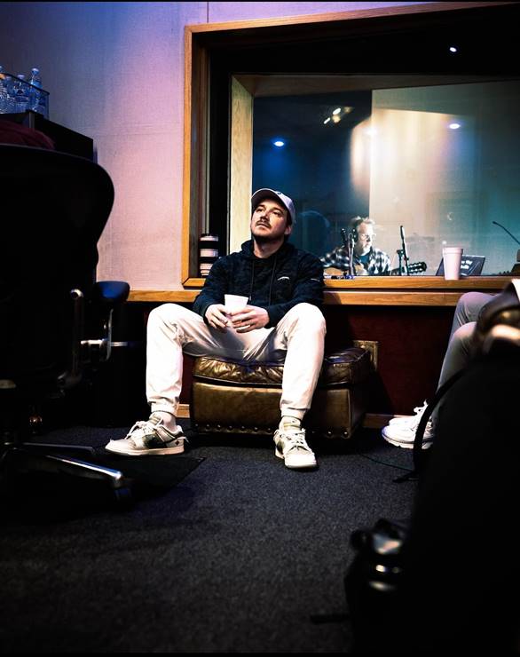 모건 월렌이 스튜디오 쇼파에 앉아있는 사진